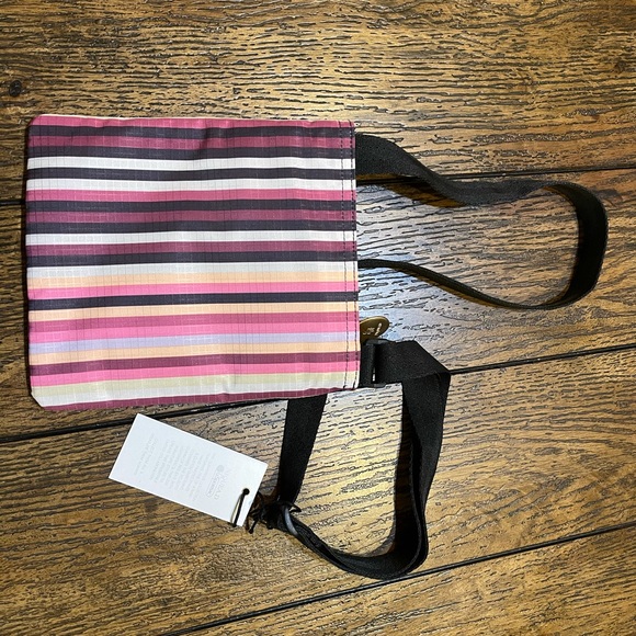 LeSportsac on the go crossbody - Picture 2 of 2